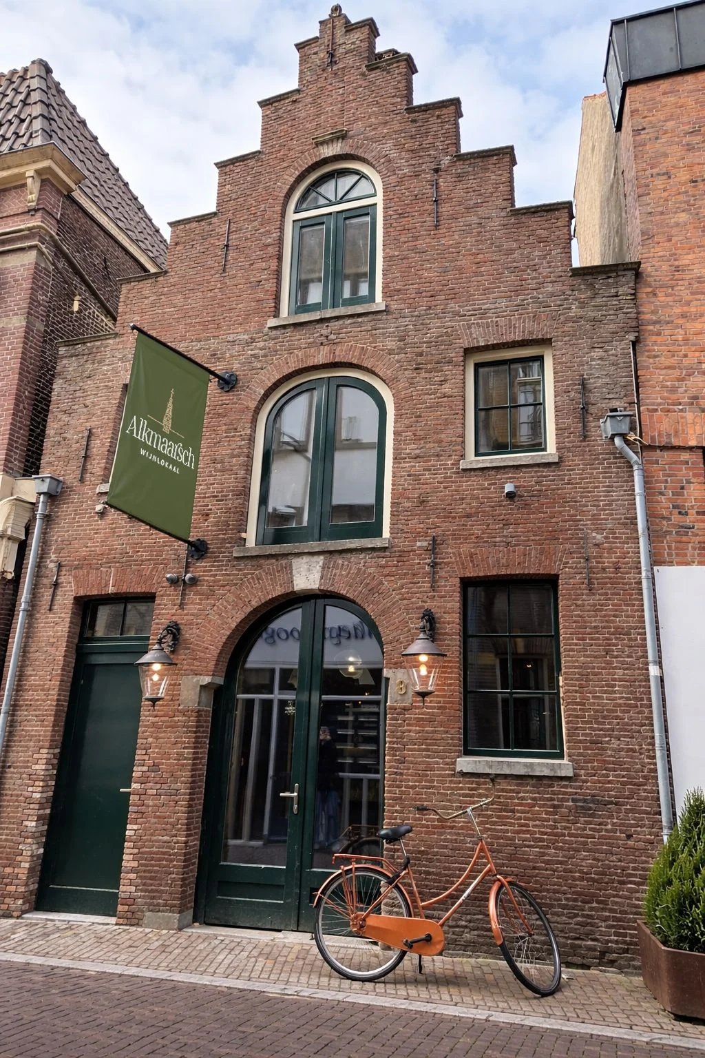 Historische gevel van Alkmaarsch Wijnlokaal aan Houttil 8 in Alkmaar